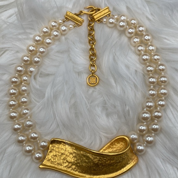 GIVENCHY FAUX PEARL CHOKER with Gold plated Pendant Statement piece STUNNING Euc - Picture 7 of 8